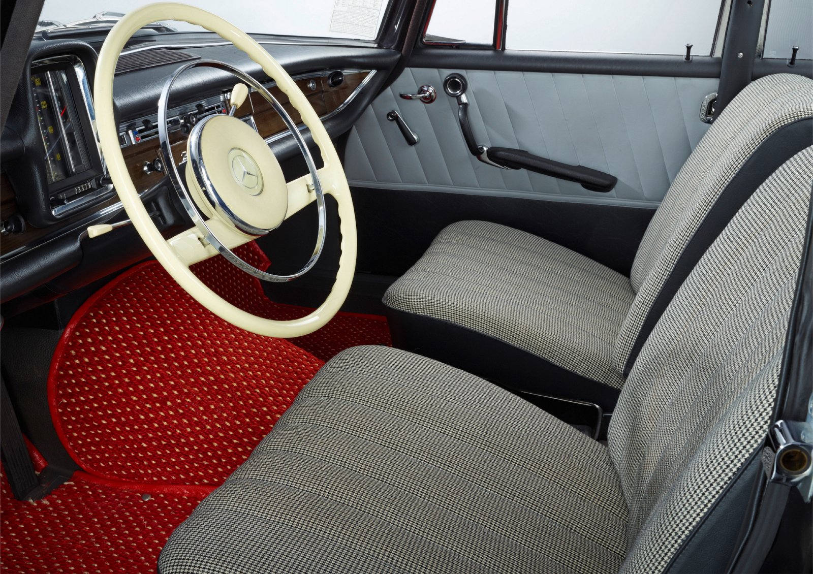 Mercedes-Benz 220b of Kolaha Collection Vintage Cars