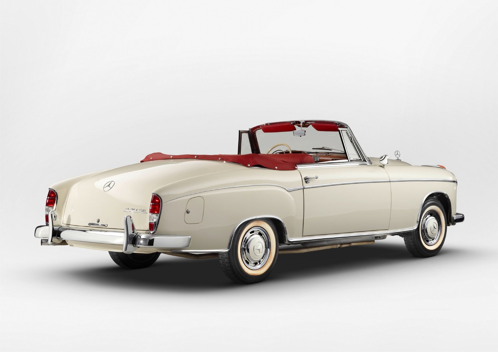 Mercedes-Benz 220 SE of Kolaha Collection Vintage Cars