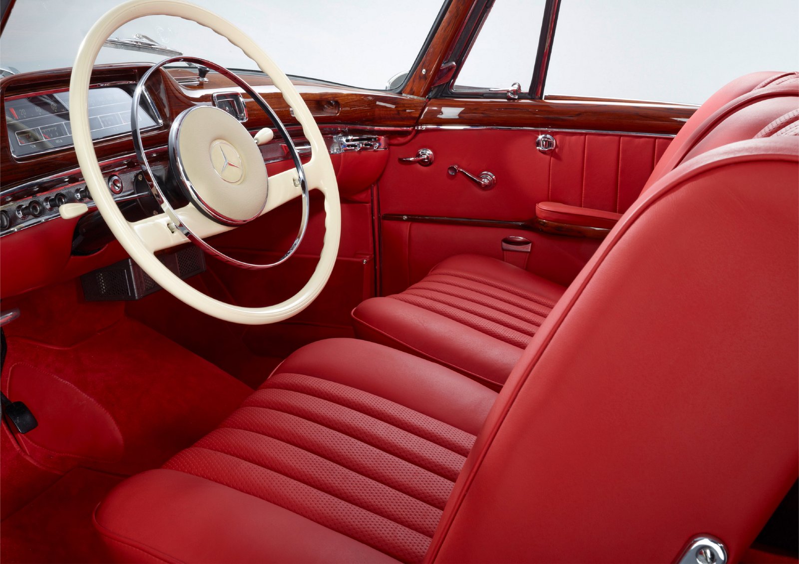 Mercedes-Benz 220 SE of Kolaha Collection Vintage Cars