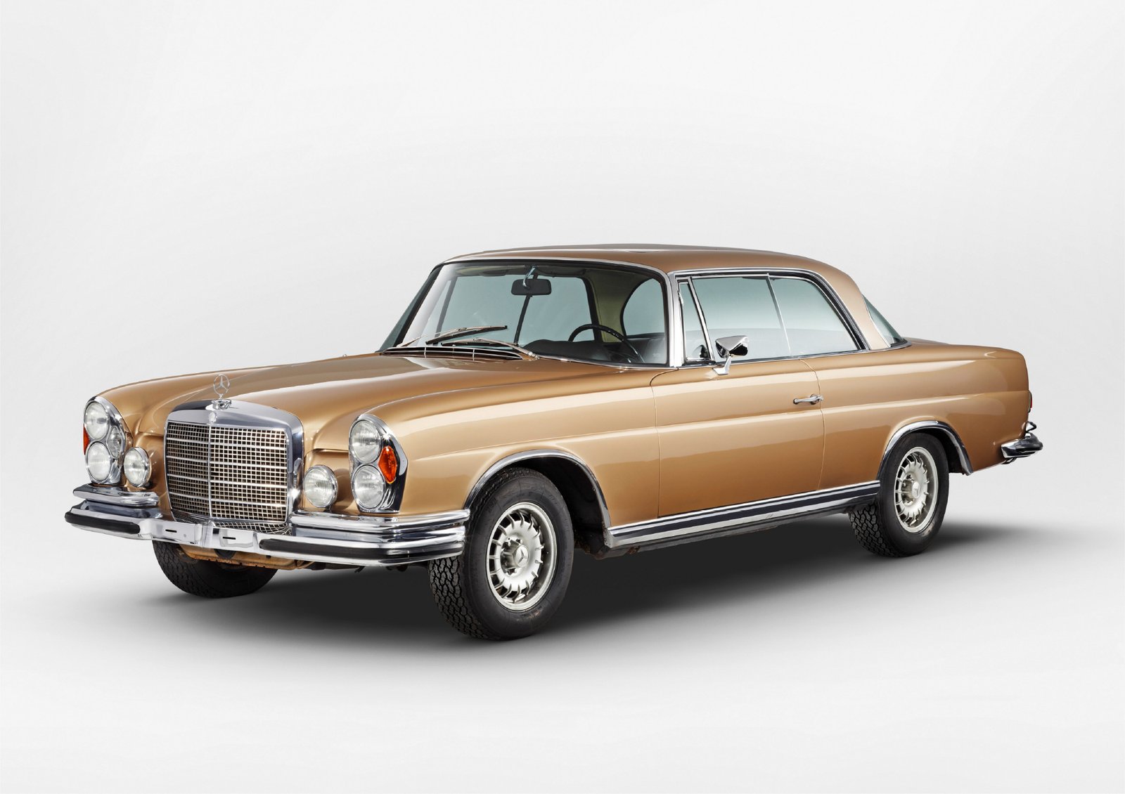Mercedes-Benz 280 SE 3.5 of Kolaha Collection Vintage Cars