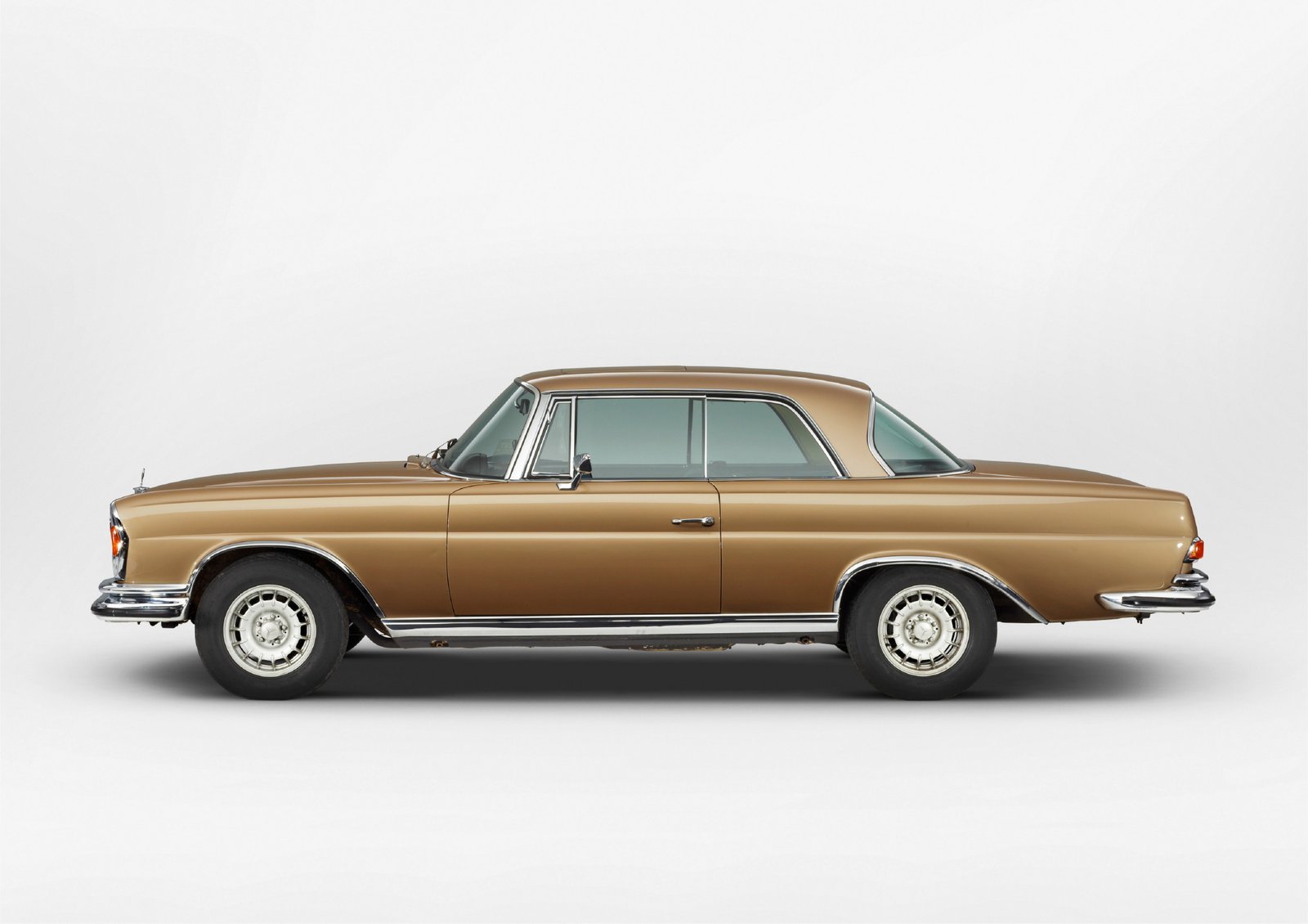 Mercedes-Benz 280 SE 3.5 of Kolaha Collection Vintage Cars