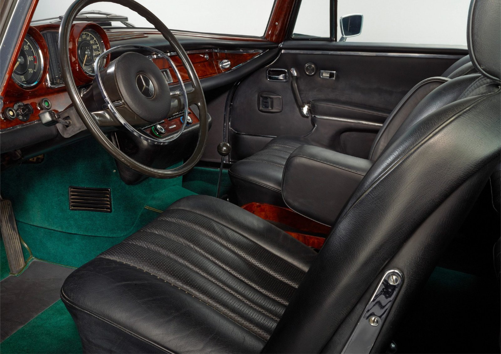 Mercedes-Benz 280 SE of Kolaha Collection Vintage Cars